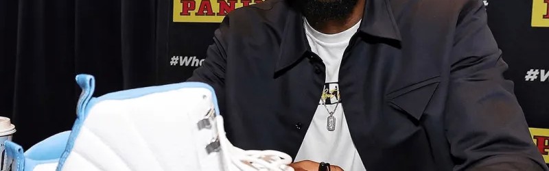 开云体育-安东尼在名人堂活动中为一位粉丝带来的AJ12甜瓜PE签名